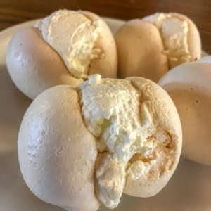 Osteria Veglio Meringues con Panna Montata